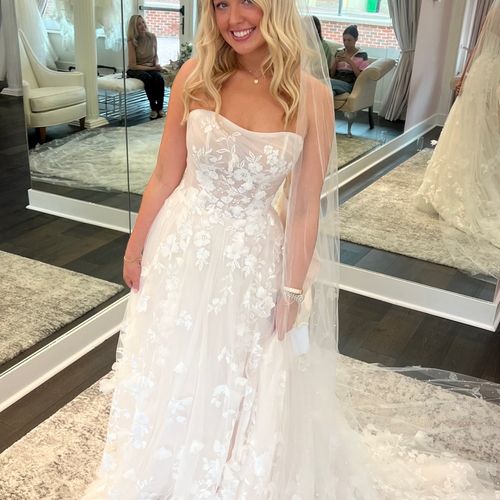 BRAND NEW 2024 designer wedding dress - 3D floral applique! - Picture 2 of 2